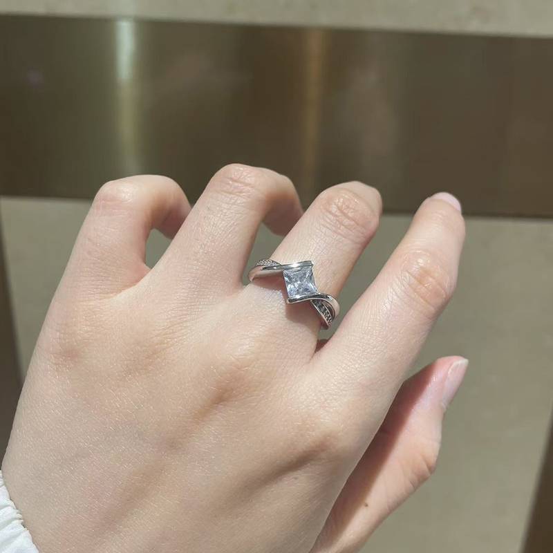 扭臂公主方女戒S925银镀白金定制选款主石莫桑钻1.2ct/副石高碳钻